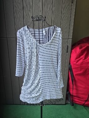 Striped White and Black V-Neck Long Sleeve Tunic Top